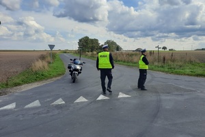 Policjanci zabezpieczają skrzyżowanie podczas biegu