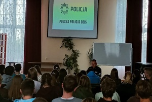 Funkcjonariusz zachęca młodzież do wstąpienia w szeregi Policji