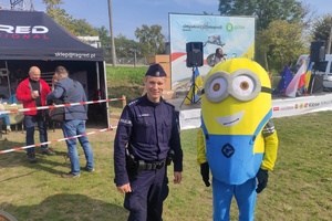 Policjant pozuje do zdjęcia z maskotką imprezy - Minionkiem