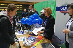 Pracownicy kadr komendy w Świeciu odpowiadają na pytania zainteresowanych służbą