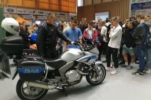 Policjant opowiada o specyfice pracy policjantów pracujących w patrolu motocyklowym