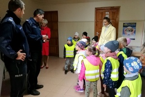 Policjanci witają dzieci w komendzie