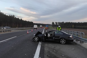 Uszkodzony po wypadku drogowym osobowy mercedes