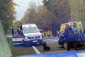 Karetka pogotowia i parujący przy zdarzeniu drogowym strażacy