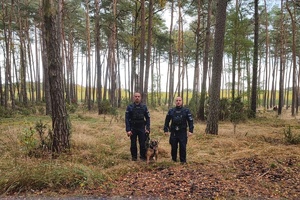 Policjanci wydziału prewencji na szkoleniu w lesie