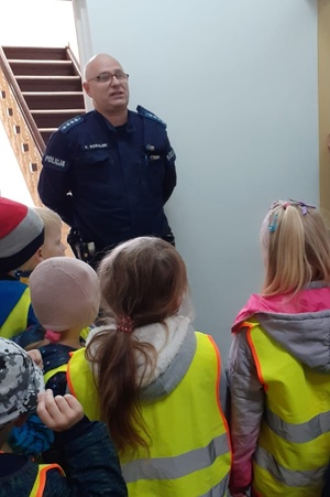 Funkcjonariusz opowiada dzieciom o zagrożeniach