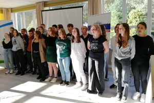 Uczniowie II LO śpiewają piosenkę