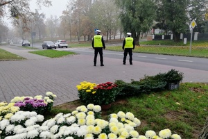 Policjanci ruchu drogowego kontrolują ruch pojazdów