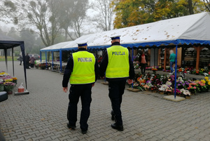 Policjanci drogówki patrolują teren przy cmentarzu