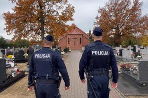 Policjanci wydziału prewencji patrolują teren cmentarza