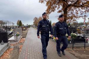 Mundurowi kontrolują porządek publiczny na terenie cmentarza