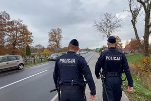 Funkcjonariusze sprawdzają teren przy cmentarzu