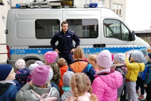 Policjant prowadzi lekcję bezpieczeństwa dla przedszkolaków