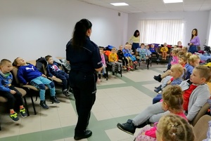 Policjantka prowadzi z przedszkolakami rozmowę o bezpieczeństwie