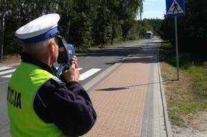 Policjant ruchu drogowego mierzący prędkość