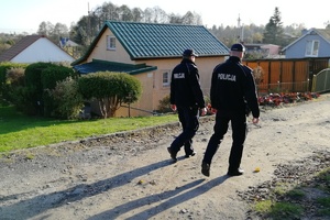 Mundurowi patrolują uliczki działkowe na terenie Świecia