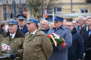 Policjanci z komendy w Świeciu przez złożeniem hołdu pod pomnikiem na Dużym Rynku