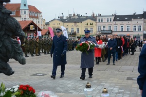 Komendant Powiatowy Policji w Świeciu wspólnie z Zastępcą Naczelnika Prewencji składają wieniec pod pomnikiem w Świeciu