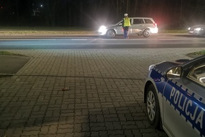 Policjantka bada trzeźwość kierowców