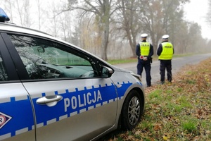 Policjanci obserwują ruch pojazdów