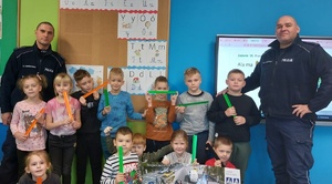 Dzielnicowi na zdjęciu z uczniami szkoły w Krąplewicach