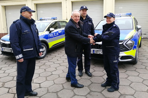 Kierownik Posterunku Policji w Pruszczu odbiera kluczyki do auta od Burmistrza Pruszcza