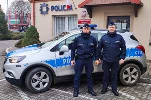 Policjanci z posterunku w Dragaczu na tle radiowozu