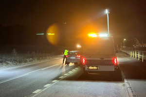 Policjant kontroluje trzeźwość kierowcy