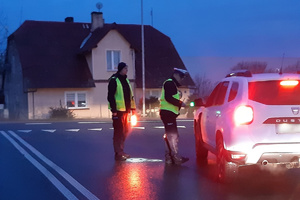 Policjanci kontrolują kierowcę pod kątem stanu trzeźwości