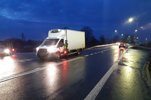 Mundurowi zatrzymują pojazdy w celu skontrolowania trzeźwości kierowców