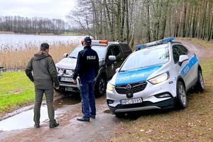 Policjant i funkcjonariusz straży łowieckiej podczas wspólnych działań