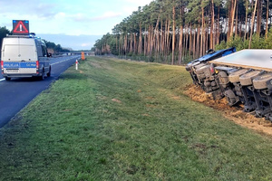 Policyjny radiowóz wypadkowy zabezpiecza miejsce zdarzenia drogowego na autostradzie