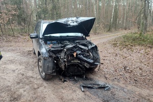 Rozbity podczas ucieczki samochód