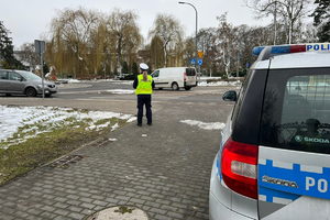 Policjantka obserwuje ruch na skrzyżowaniu o ruchu okrężnym