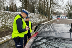 Policjanci sprawdzają dokumentny kierowcy