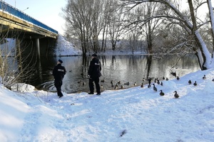 Policjanci sprawdzają brzeg rzeki Wda, pod kątem przebywania tam dzieci