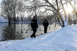 Mundurowi sprawdzają czy w rejonie rzeki nie bawią się osoby małoletnie