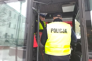 Policjanci wchodzą do kontrolowanego autobusu