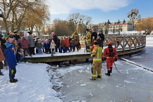 Strażacy opisują dzieciom działanie funkcjonariuszy