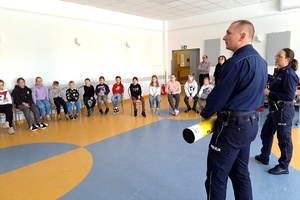 Policjanci tłumaczą działanie odblasków na przykładzie magicznej tuby