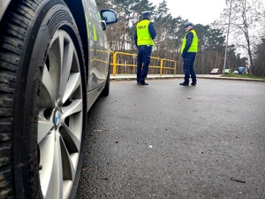 Policjanci kontrolują prędkość kierowców