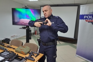 Policjant prezentuje budowę broni krótkiej