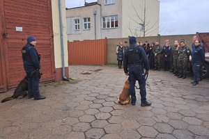 Policyjni przewodnicy psów służbowych prezentują swoją pracę