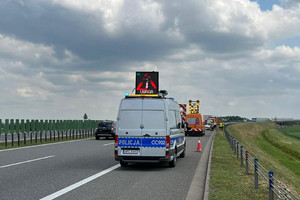 Na zdjęciu widoczny pojazd ruchu drogowego zabezpieczający miejsce zdarzenia