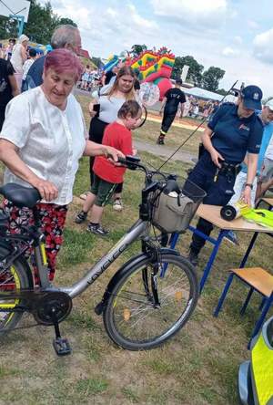 Kobieta oczekuje na znakowanie roweru