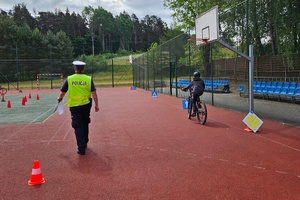 Policjant kontroluje prawidłowość pokonywanych przeszkód