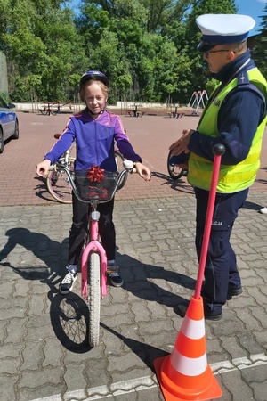 Policjant przygotowuje dziewczynkę do startu