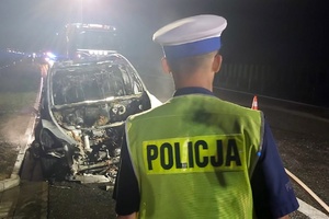 Policjant pracujący na miejscu pożaru pojazdu