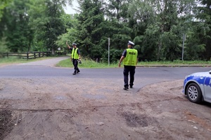 Policjanci wskazują kierowcy aby się zatrzymał