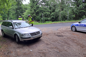 Mundurowi kontrolują kierowcę osobówki